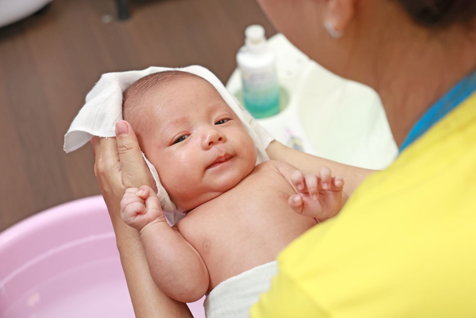 Newborn baby bath